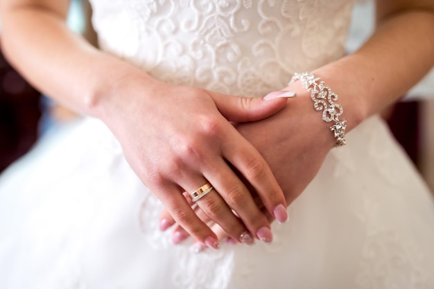 Joli mariage mariée mains vue rapprochée élégante jeune femme en robe blanche