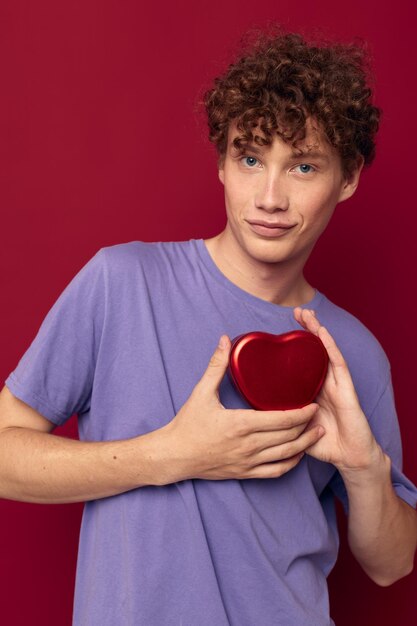 Joli mec bouclé en cadeau de boîte en forme de coeur de t-shirt violet