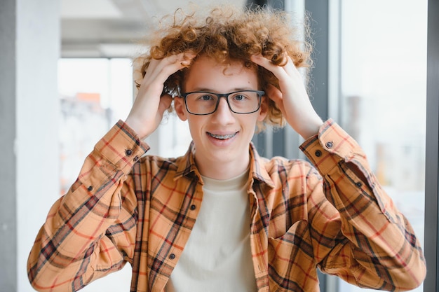 Joli mec roux portant des lunettes élégantes t-shirt jaune