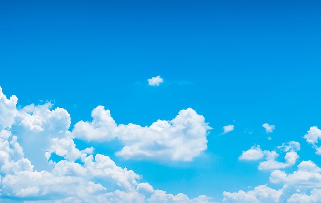 Un joli nuage sur un fond de ciel bleu avec la lumière du soleil Nuage ou fumée sur un fond bleu