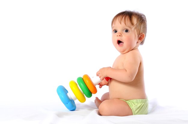 Joli petit bébé jouant avec une pyramide colorée