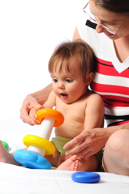 Joli petit bébé jouant avec une pyramide colorée