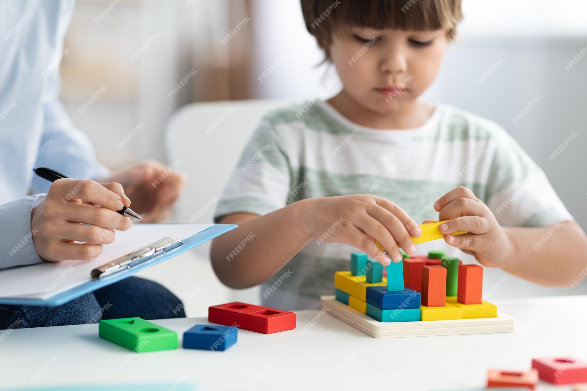 Joli Petit Garçon Pendant La Thérapie Par Le Jeu Chez Une ...