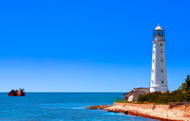 Le joli phare blanc sur la côte de la mer Noire