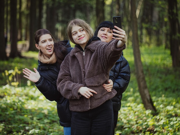 Photo joli portrait candide de famille de la mère avec ses filles