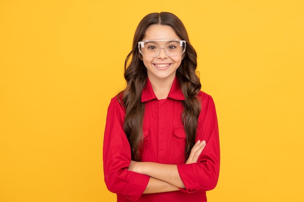 Joli sourire. protection des yeux. un enfant souriant porte des lunettes de protection. enfance heureuse. joyeuse adolescente va étudier. enfant à lunettes sur fond jaune. enfant ayant une mauvaise vision.