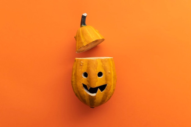 Un joli visage de citrouille d'Halloween avec un fond d'halloween heureux