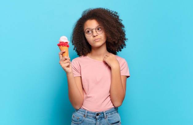 Jolie adolescente afro se sentant stressée, anxieuse, fatiguée et frustrée, tirant le col de la chemise, l'air frustrée par le problème. concept de crème glacée sumer