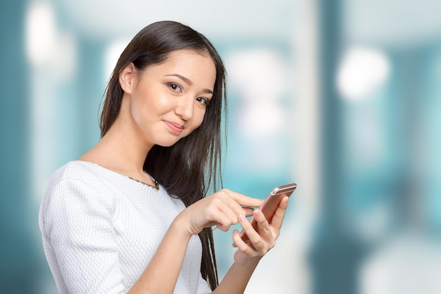 Jolie adolescente à l'aide de smartphone