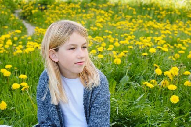 Jolie Adolescente Dans Un Champ D'été Avec Des Pissenlits