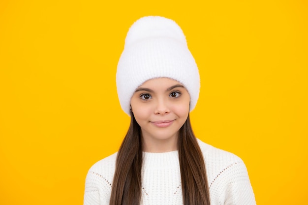 Jolie adolescente headshot portrait Adorable petite fille enfant isolé sur fond jaune