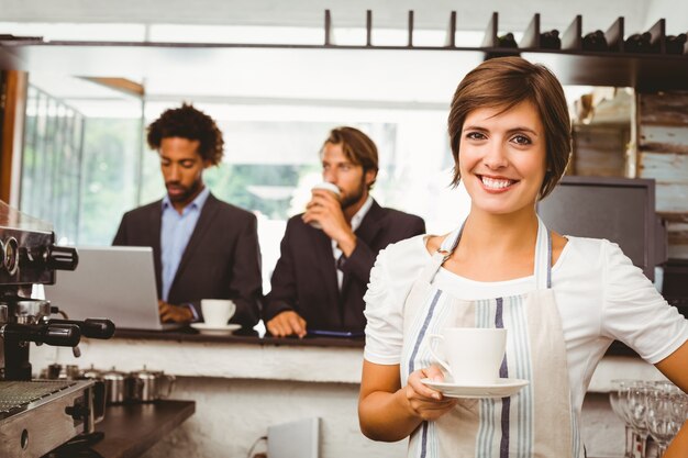 Photo jolie barista, souriant à la caméra