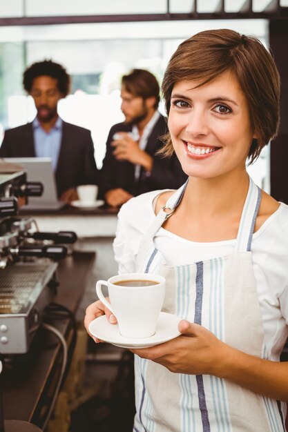 Jolie barista, souriant à la caméra