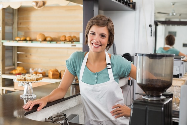 Jolie barista, souriant à la caméra