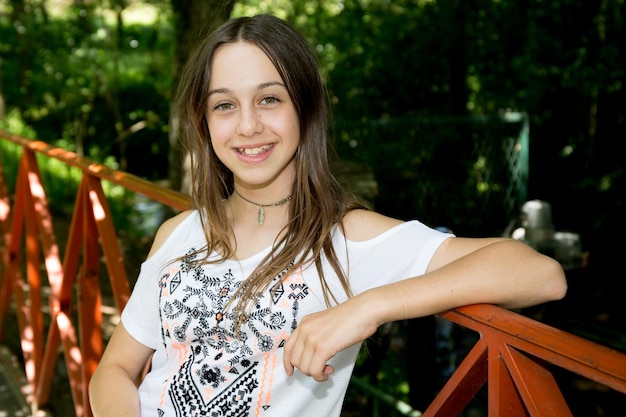 Jolie et belle adolescente au parc