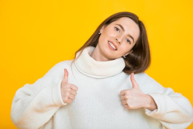 Jolie belle jeune femme sur fond jaune