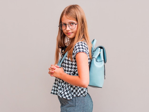 Jolie, belle jeune fille blonde avec des cheveux et des lunettes incroyables