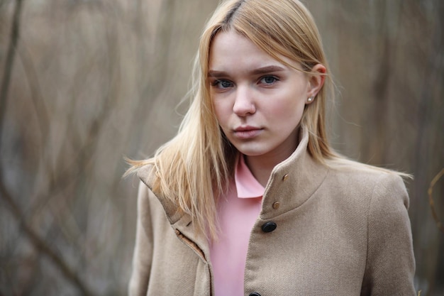 Jolie blonde dans un parc de la ville