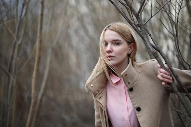 Jolie blonde dans un parc de la ville