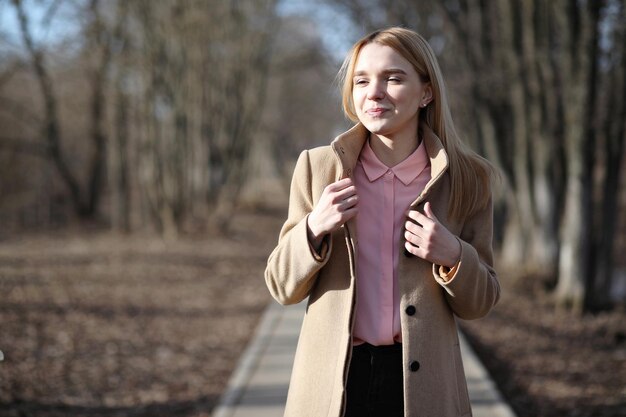 Jolie blonde dans un parc de la ville