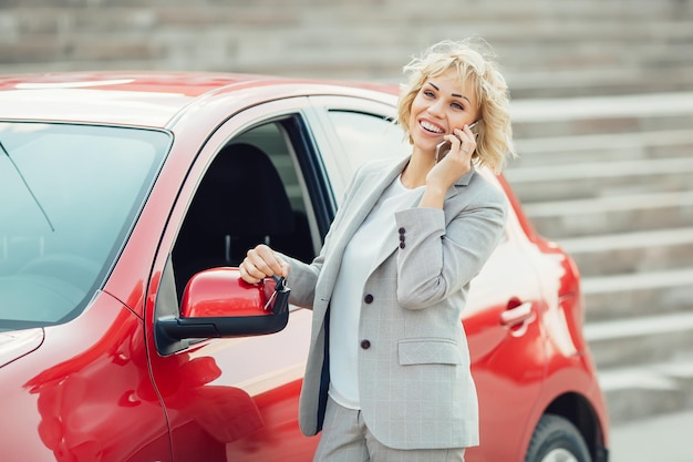 Jolie blonde dans une voiture montrant les clés