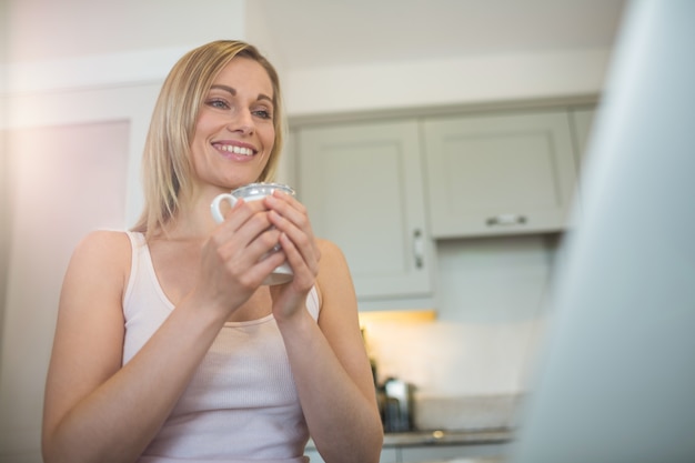 Jolie blonde femme prenant un café