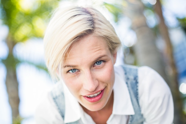 Jolie blonde femme souriante à la caméra