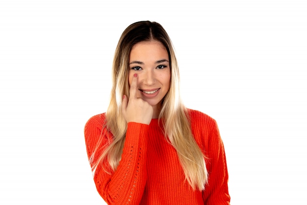 Jolie blonde femme avec un sweat-shirt rouge