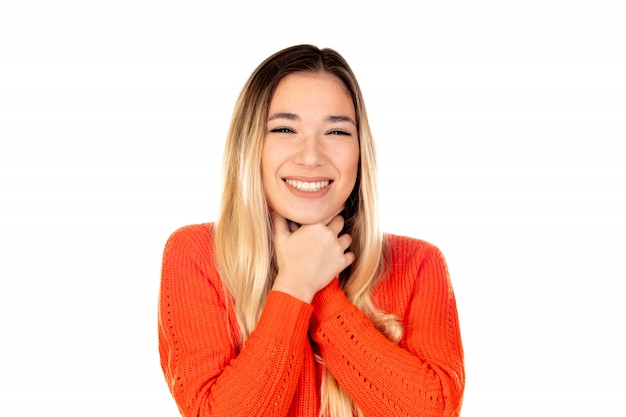 Jolie blonde femme avec un sweat-shirt rouge