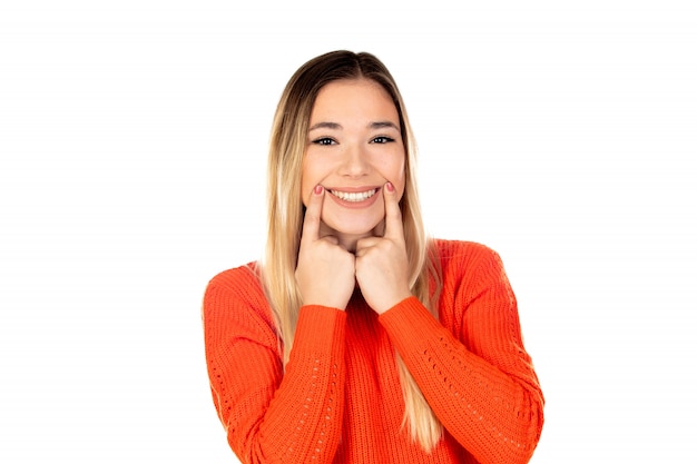 Jolie blonde femme avec un sweat-shirt rouge