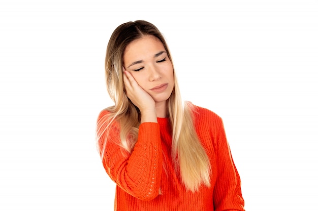 Jolie blonde femme avec un sweat-shirt rouge