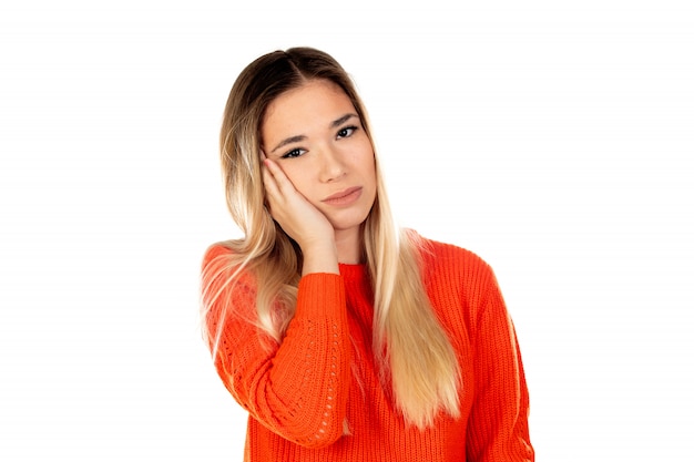 Jolie blonde femme avec un sweat-shirt rouge