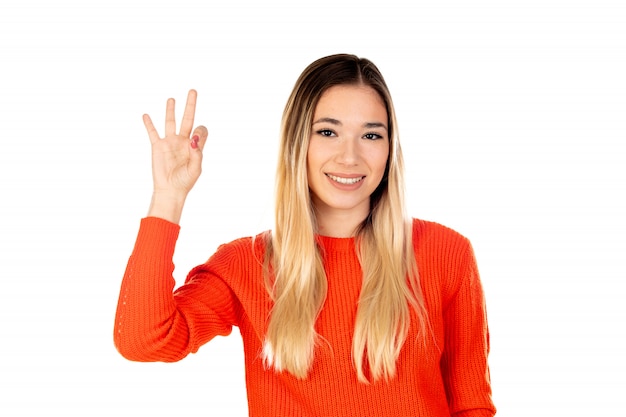 Jolie blonde femme avec un sweat-shirt rouge