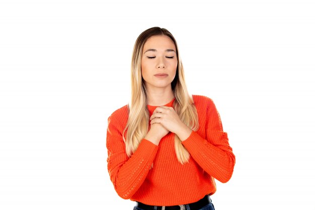 Jolie blonde femme avec un sweat-shirt rouge