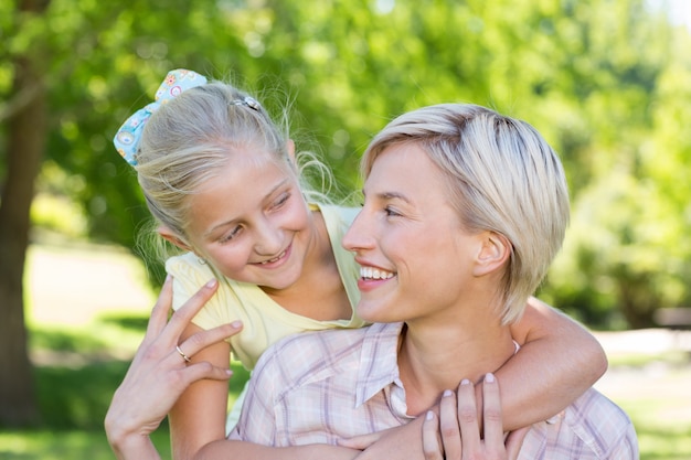 Jolie blonde avec sa fille dans le parc