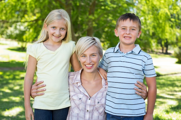 Jolie blonde avec ses enfants