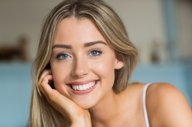 Jolie blonde souriante à la caméra