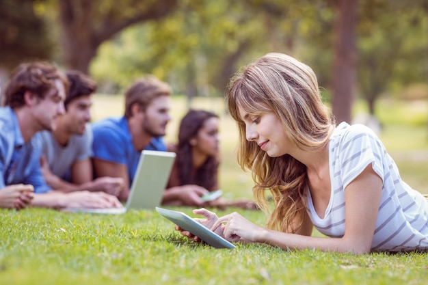 Jolie blonde avec tablette dans le parc