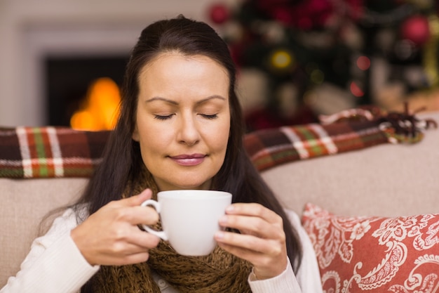 Photo jolie brune appréciant le chocolat chaud