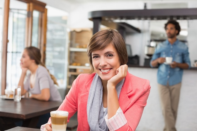 Jolie brune en appréciant son latte