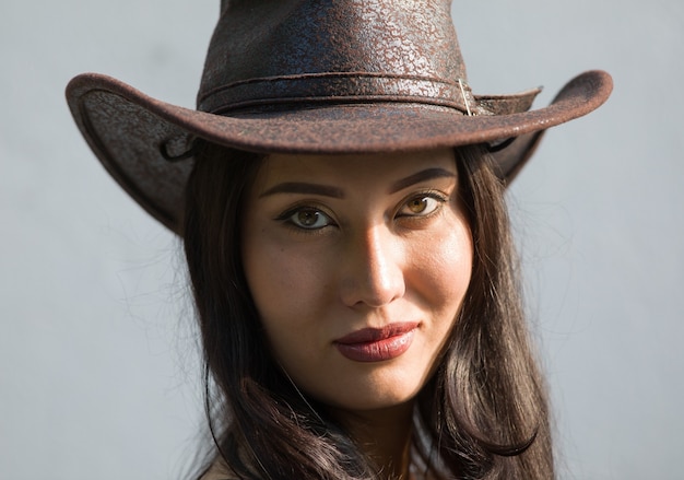 Jolie brune au chapeau de cowboy