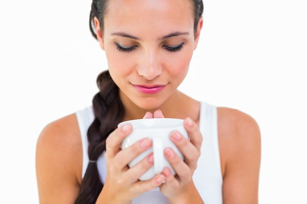 Jolie brune ayant une tasse de thé