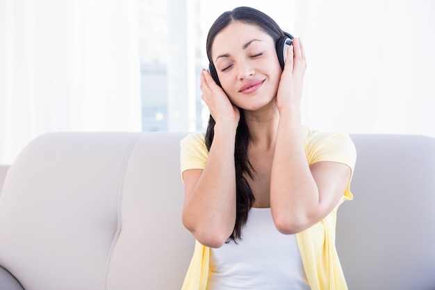 Jolie brune écoute de la musique