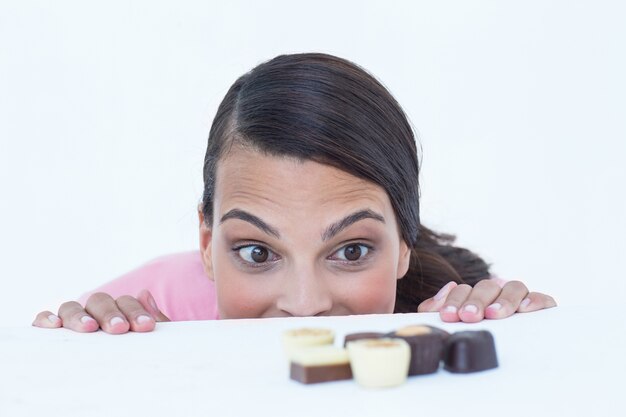 Jolie brune furtivement au chocolat