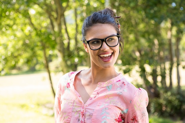 Jolie brune avec des lunettes hipster