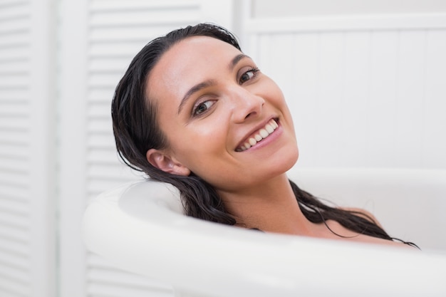 Jolie brune prenant un bain