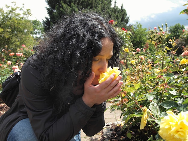 Jolie brune sentant les roses