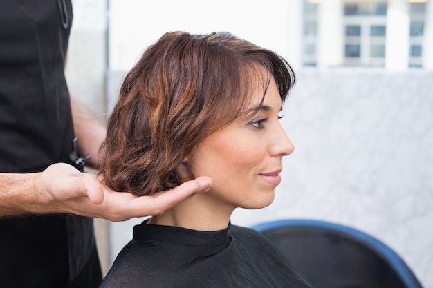 Jolie brune à son rendez-vous capillaire