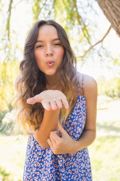 Jolie brune souffle baiser à la caméra