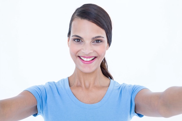 Jolie brune souriante à la caméra